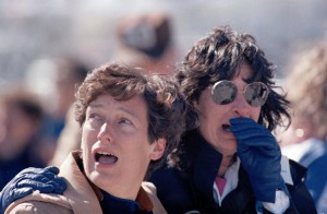Många som samlats vid Kennedy Space Center för att se Challenger ge sig av, blev i stället vittne till den tragiska olyckan. På plats fann bland andra besättningens anhöriga. (Foto: AP/TT-arkivbild)