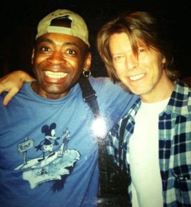 Dennis Davis och David Bowie i början av 2000-talet i New York. (Fotot används med tillåtelse av Dennis Davis)