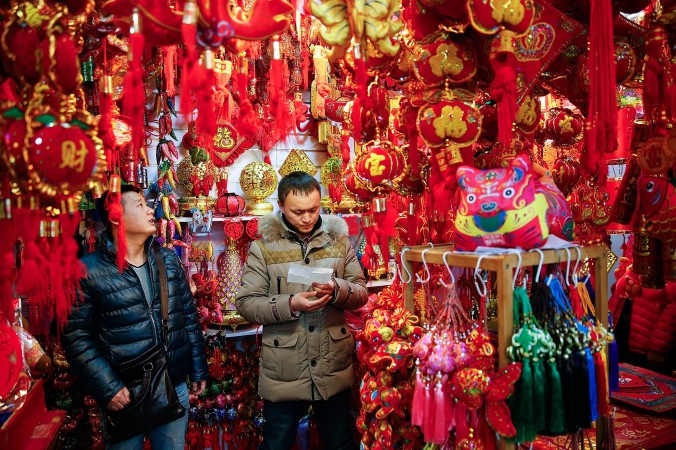 Kineser köper lyktor och dekorationer inför förra årets nyårsfirande. (Foto: Lintau Zhang/Getty Image)