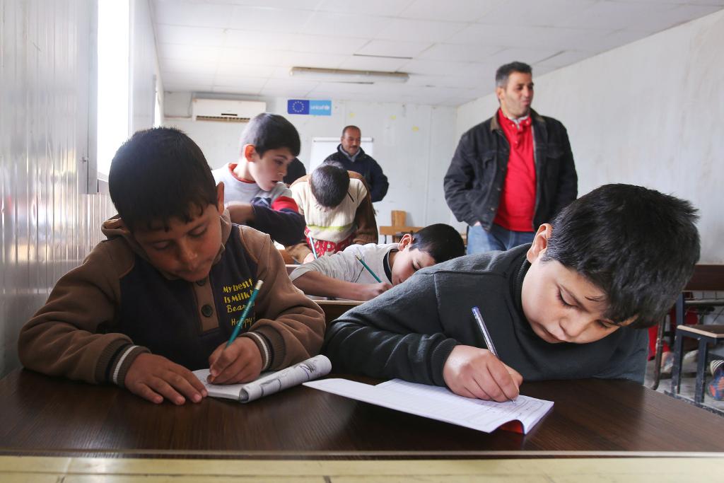 Skolbarn från Syrien får undervisning i flyktinglägret Zaatari i Jordanien. FN har tidigare slagit larm om att över 700 000 barn på flykt inte får gå i skola. (Foto: Raad Adayleh/AP/TT-arkivbild)