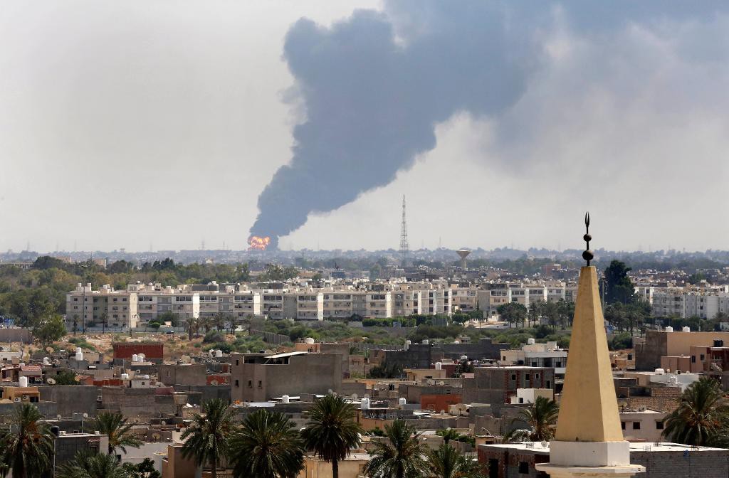 Rök stiger över bebyggelsen i Libyens huvudstad Tripoli, efter en brand vid en oljedepå 2014. (Foto: Mohammed Ben Khalifa /AP/TT-arkivbild)