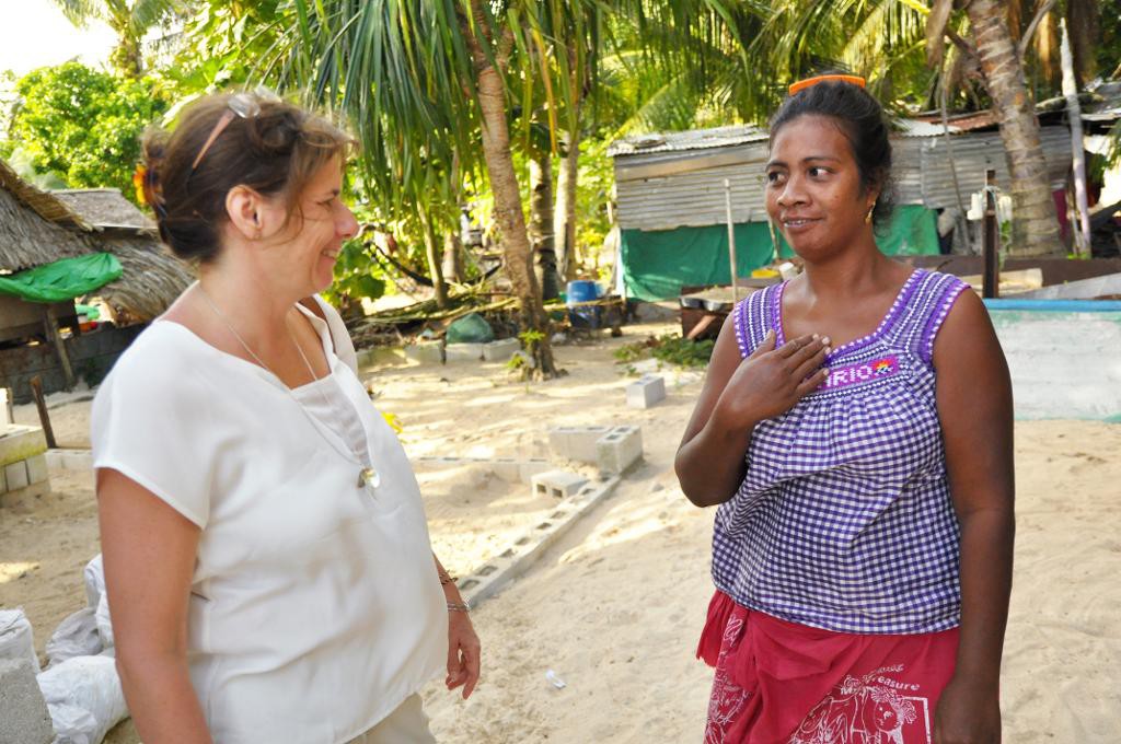 Miljöminister Isabella Lövin besöker Beito ett av de mest tätbefolkade och utsatta områdena i Kiribati. (Foto: Regeringen (handout)/ TT)
