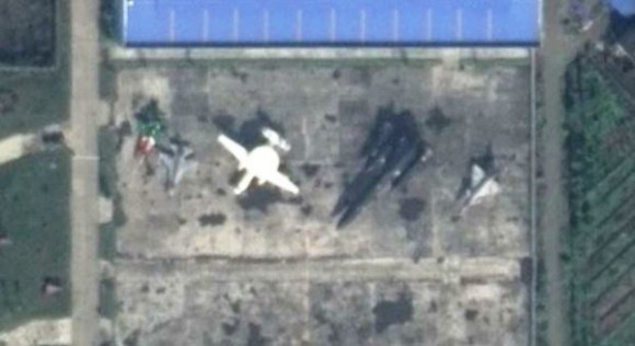 Kopior av amerikanska militärplan bland annat E-2 Hawkeye (i mitten till vänster) och SR-72 Blackbird (i mitten till höger) kan ses på en kinesisk flygplats. (Google Maps)