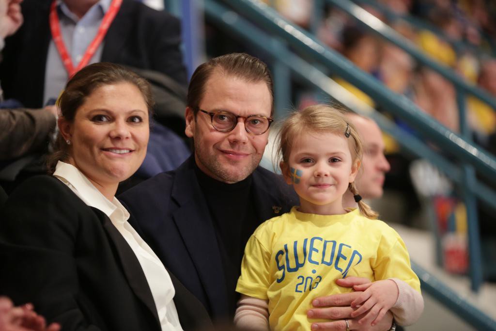Nu är prinsessan Estelle storasyster. Här kronprinsessfamiljen på en hockeymatch i mitten av februari. (Foto: Sören Andersson/TT-arkivbild)
