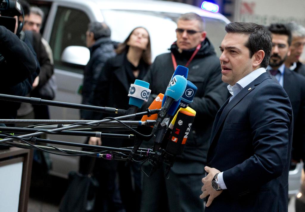 "Det här är inte ett lands problem, utan ett europeiskt", säger Greklands premiärminister Alexis Tsipras på väg in till mötet i Bryssel. (Foto: Virginia Mayo)