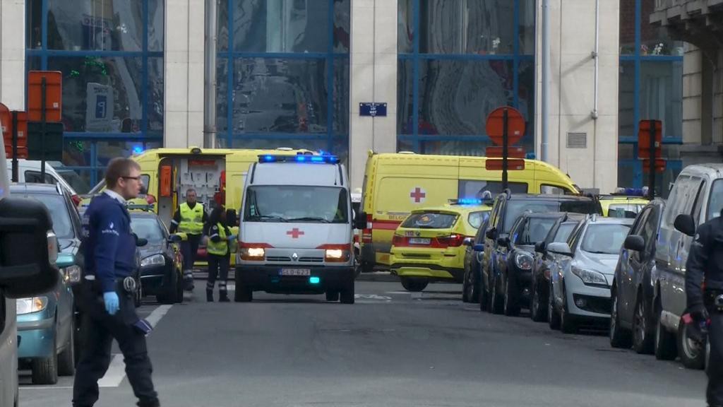 Räddningstjänsten utanför tunnelbanestationen Maalbeek, där en explosion inträffade under morgonen. (Foto: Reuters/TT)