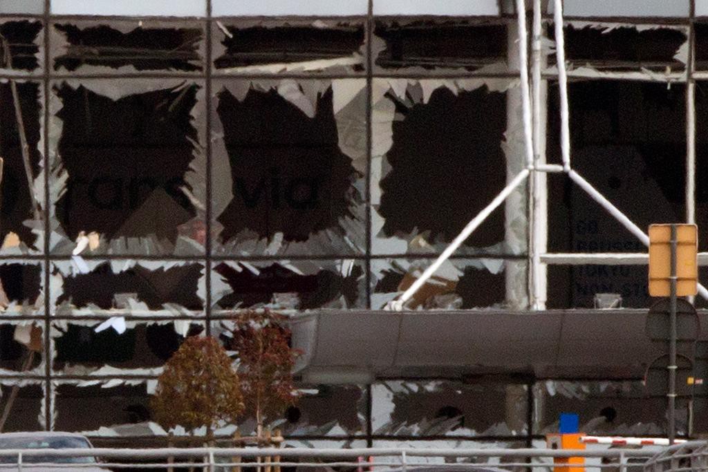 Utblåsta fönster på flygplatsen Zaventem efter självmordsdådet i morse. (Foto: Peter Dejong /AP/TT)