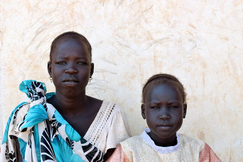 Systrarna Nyamai Manyang, 15 år och Nyabob Manyang, 6 år har flytt från Sydsudan. (Foto: Izabella Rosengren/TT)