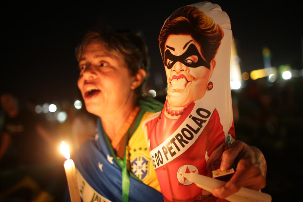 Demonstranter samlades utanför kongressen i huvudstaden Brasilia inför omröstningen, med karikatyrer av president Dilma Rousseff. (Foto: Eraldo Peres/AP/TT)