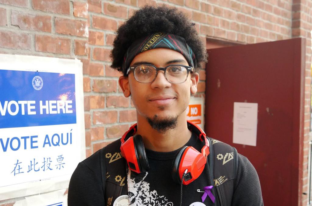 Väljaren Nicholas Rodriguez, vars namn verkar ha försvunnit ur röstlängden, vid en vallokal i Brooklyn i New York. (Foto: Helena Gustavsson /TT)