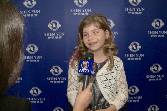 Emma Holzleitner njöt av föreställningen och musiken som spelades av Shen Yuns orkester på Grosses Festspielhaus. (Foto: Med tillstånd av NTD Television)