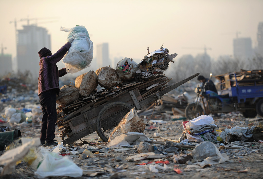 En sopsamlare på en tipp i staden Hefei i Anhuiprovinsen. STR/AFP/Getty Images)