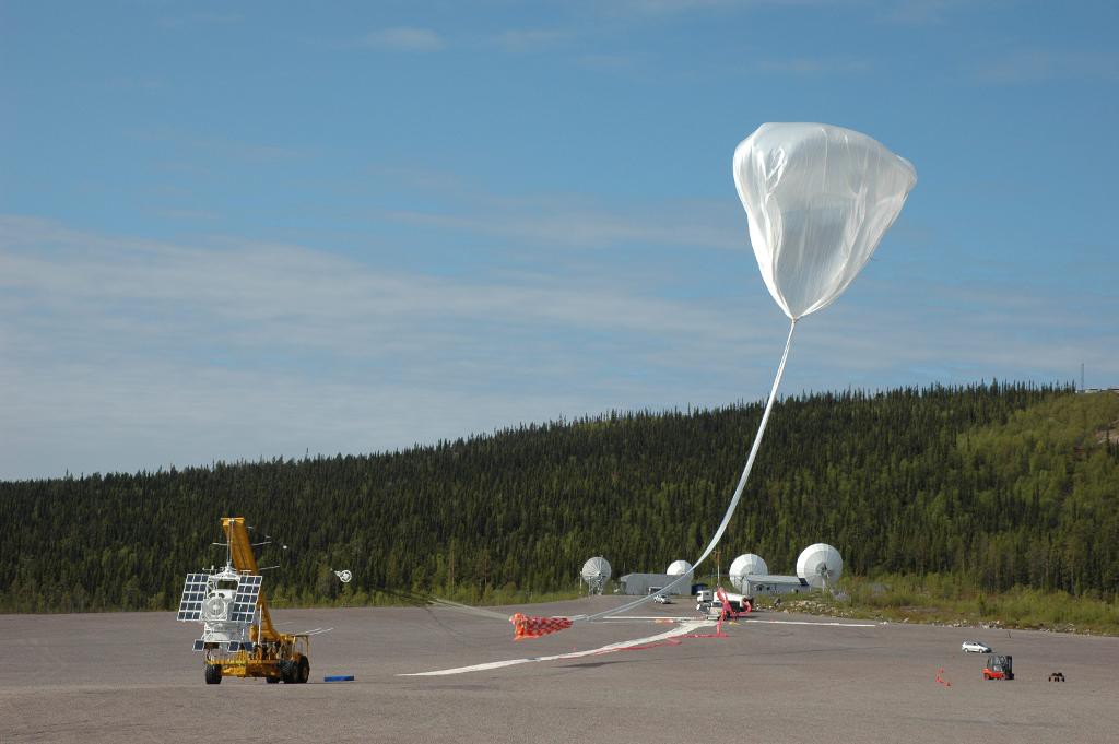 Uppsändningen av teleskopet Sunrise 2009, ett forskningsprojekt som studerar strukturen och dynamiken i solens magnetfält. Teleskopet lyftes av en gigantisk ballong och landade flera dagar senare i Kanada. I snitt görs tio ballongsläpp om året på basen. (Foto: SSC / TT)