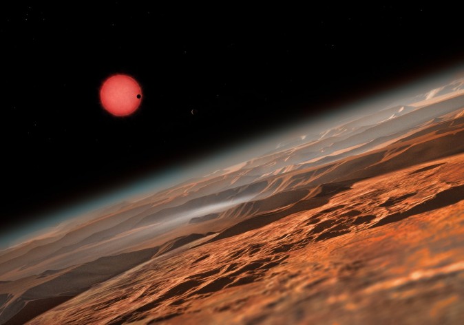 Den här illustrationen visar en tänkt vy av de tre planeterna som kretsar kring en ultrakall dvärgstjärna bara 40 ljusår från jorden. Systemet upptäcktes med det belgiska teleskopet TRAPPIST vid observatoriet La Silla i Chile. (Foto: ESO/M. Kornmesser)