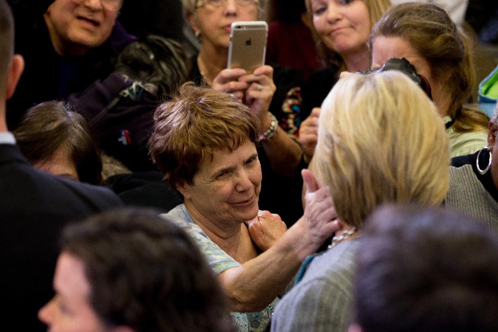 Den här gången har Hillary Clinton vinnlagt sig om en jordnära och ödmjuk valkampanj, skriver Martin Gelin i sin nya bok. Ofta har hon träffat väljare i små grupper i stället för att hålla stora valmöten. (Foto: Andrew Harnik /AP/TT-arkivbild)