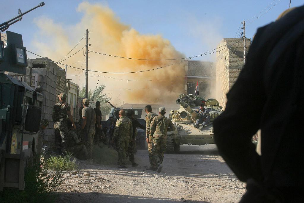 Irakiska styrkor avancerar i utkanterna av IS-fästet al-Falluja. (Foto: Anmar Khalil /AP/TT-arkivbild)