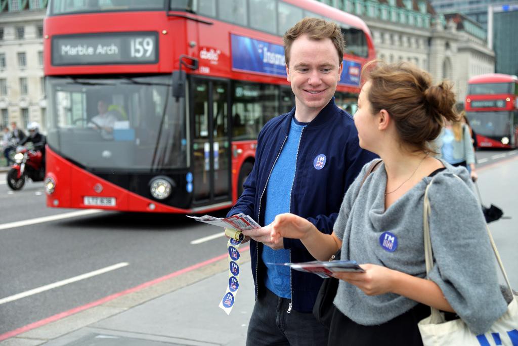 Livia Oates och Tom Kennedy jobbar i parlamentet i London men kampanjar för stanna-i-EU-sidan på fritiden. Inför torsdagens folkomröstning har de växlat upp sina insatser. (Foto: Sofia Eriksson/TT)