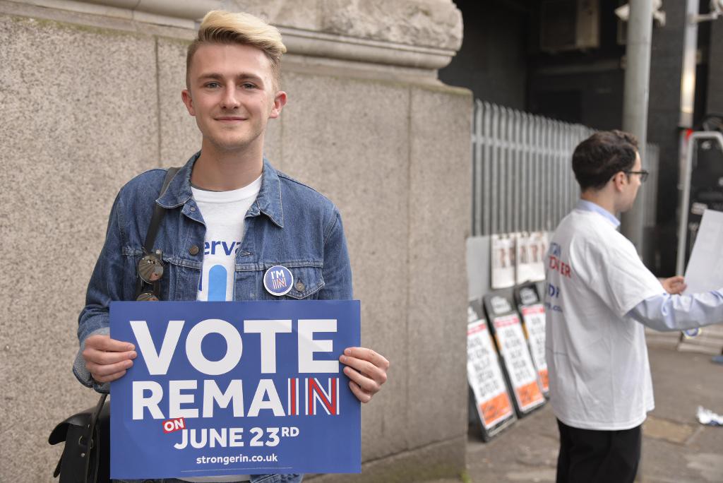 23-åriga Oliver Clark har tagit ledigt från jobbet för att ägna den sista dagen innan folkomröstningen åt att kampanja för stanna-i-EU-sidan. "Vår ekonomi blir starkare om vi stannar. Dessutom är jag öppet gay, en rättighet som finns med i Europakonventionen, vilket gör det ännu viktigare för mig på ett personligt plan" säger han. (Foto: Sofia Eriksson/TT)