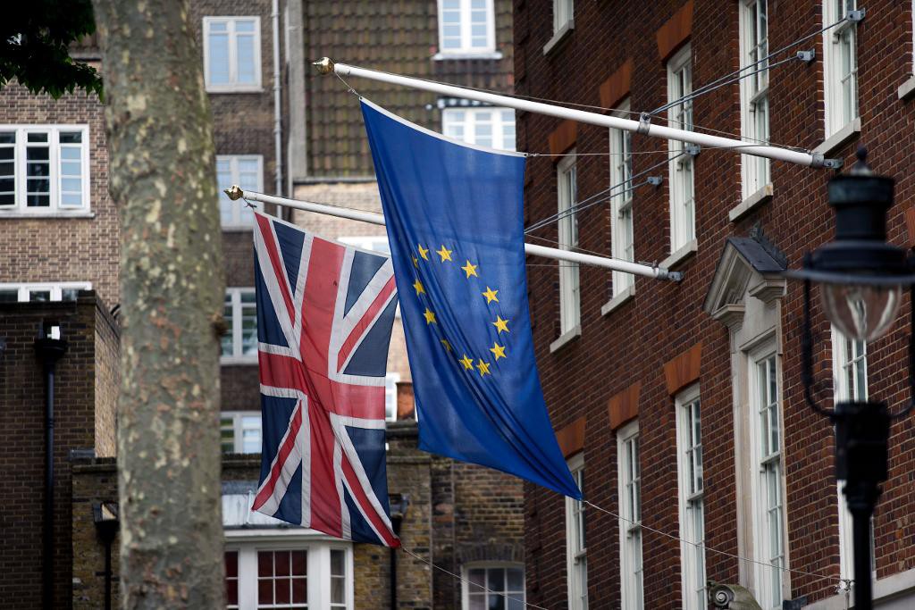 Union Jack och EU-flaggan. Idag röstar britterna om huruvida de vill stanna i unionen. Matt Dunham/TT/AP)