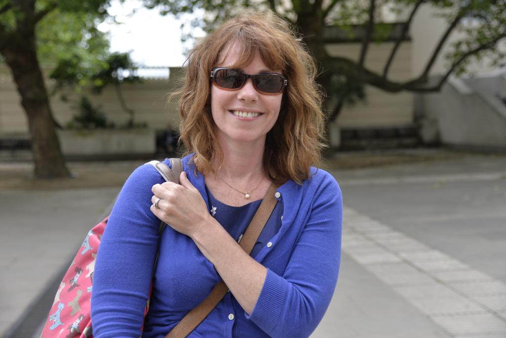 Teaterarbetaren Emily Buck-Roberts från Hertfordshire har haft svårt att bestämma sig, men kommer att rösta för att Storbritannien ska stanna i EU. "Politikerna har inte gjort ett särskilt bra jobb när det gäller att informera väljarna" säger hon. (Foto: Sofia Eriksson/TT)