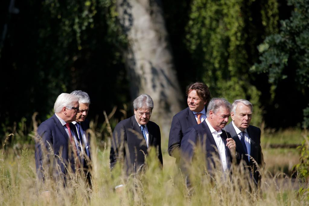 Utrikesministrarna från EU:s sex grundarländer Frank-Walter Steinmeier (Tyskland), Didier Reynders (Belgien), Paolo Gentiloni (Italien), Bert Koenders (Nederländerna), Jean Asselborn (Luxemburg) och Jean-Marc Ayrault (Frankrike) samlades under lördagen i Berlin. (Foto: Markus Schreiber/AP/TT)