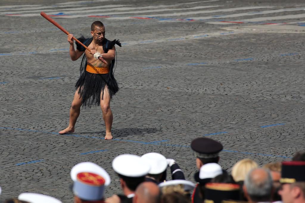 En maorikrigare från Nya Zeeland paraderar längs Avenue des Champs-Elysées. (Foto: Thibault Camus/AP/TT)