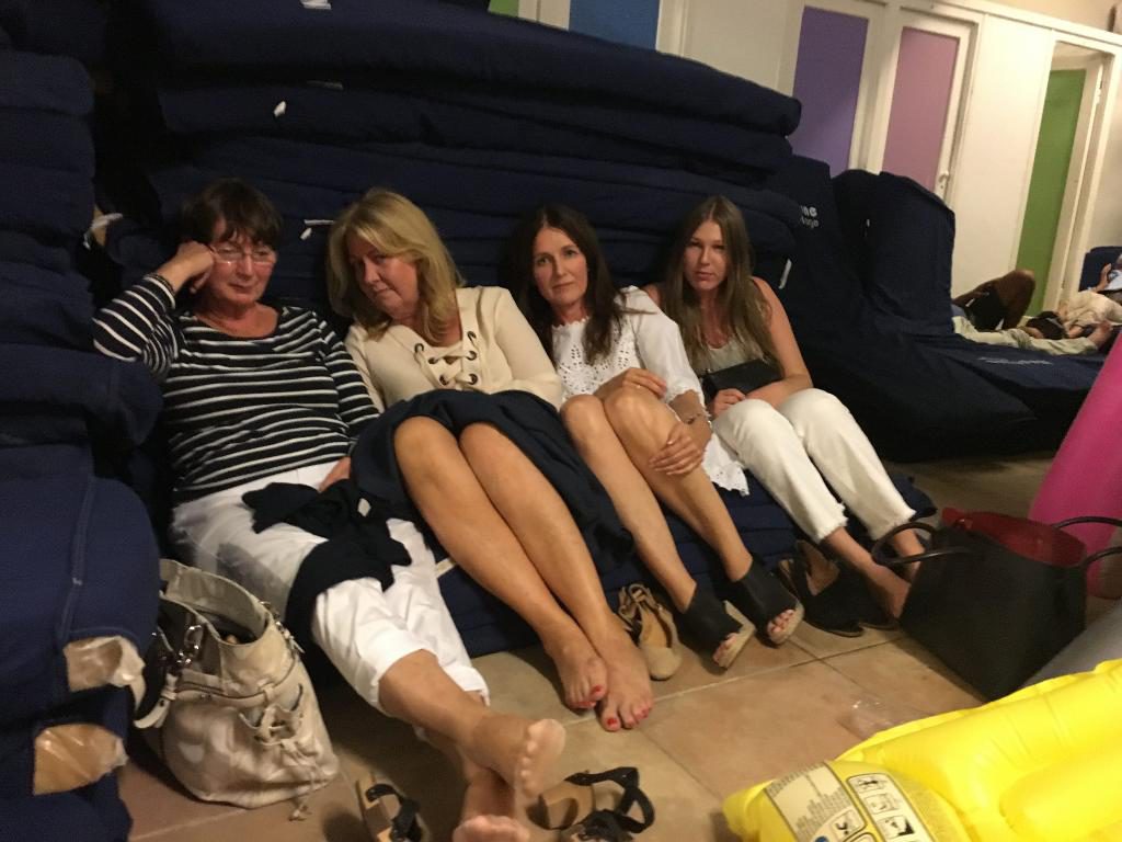 Birgit Eriksson, Åsa Kullberg-Michels, Anna Wänblad, Isabelle Johansson gömmer sig i en restaurang. (Foto: Privat)