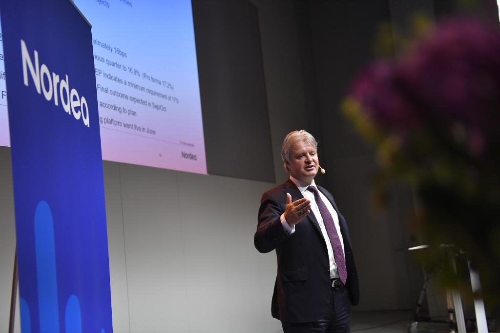 Nordeas vd Casper von Koskull presenterar bankens delår. (Foto: Vilhelm Stokstad/TT)