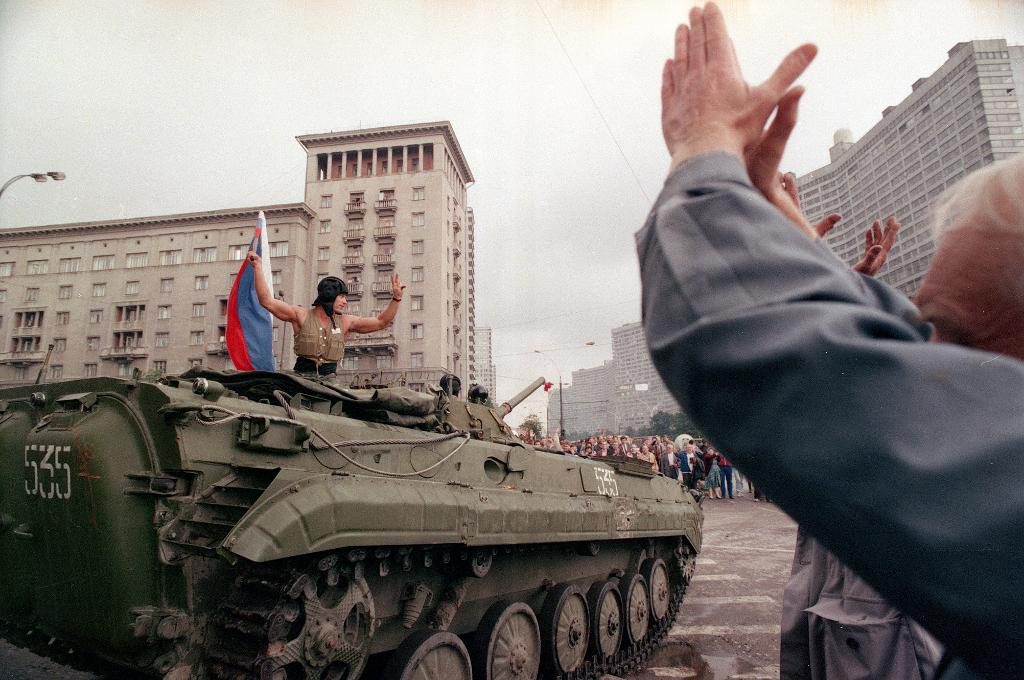 Stridsvagnar på gatorna i Moskva i augusti 1991. Kuppmakarna ville att Sovjetunionens makt skulle stärkas, resultatet blev det motsatta: Några månader senare upplöstes unionen. (Foto: Czarek Sokolowski/AP/TT)