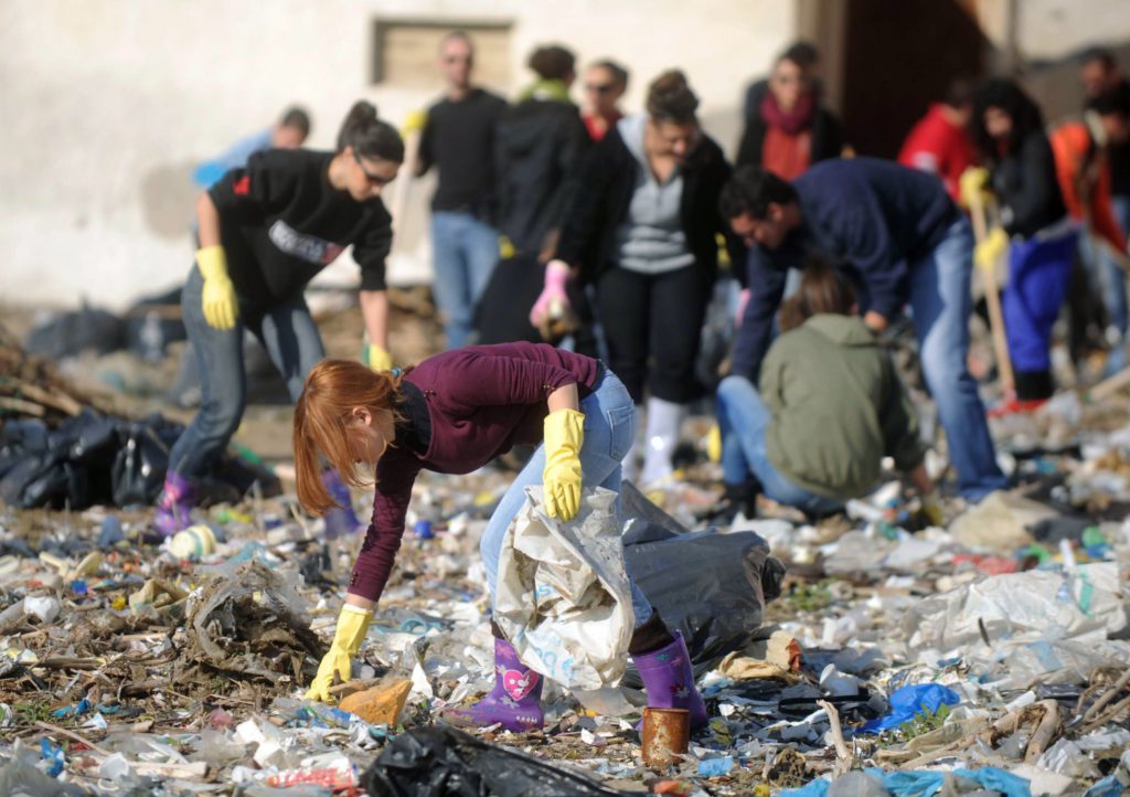 Volontärer samlar skräp i Tamentfoust i Algeriet under en städningsoperation den 20 januari 2012. (Foto: Farouk Batiche /AFP/Getty Images)