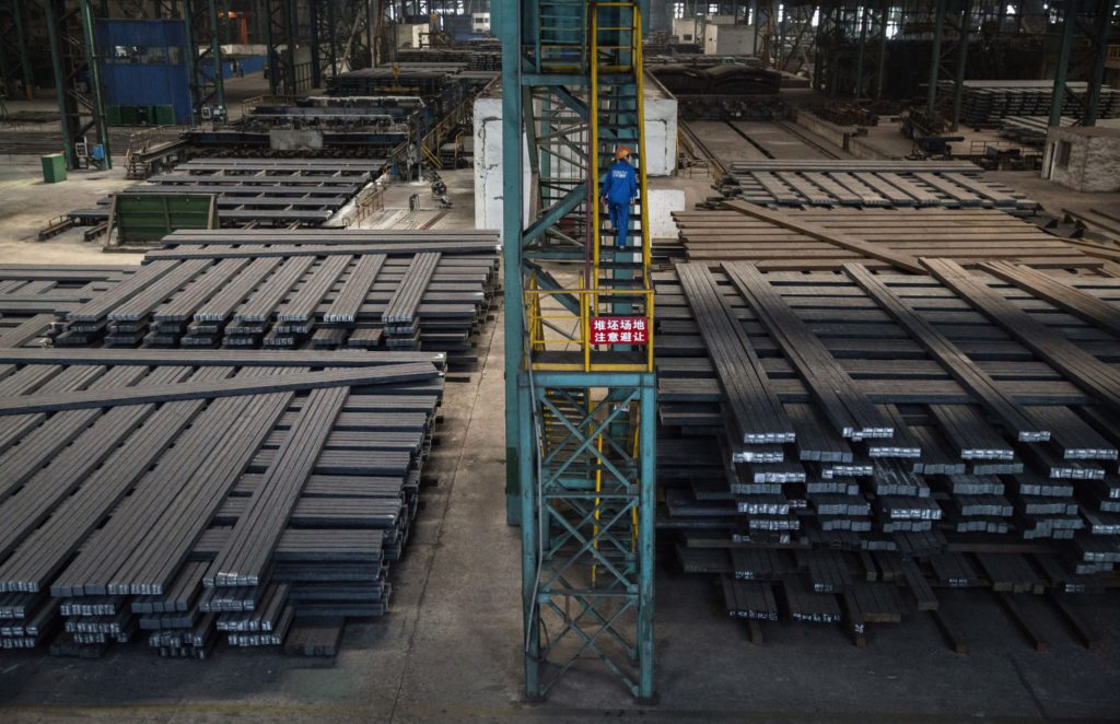 Stålstänger ligger uppradade hos Zhong Tian (Zenith) Steel Group Corporation i Changzhou i Jiangsuprovinsen, Kina den 12 maj 2016. (Kevin Frayer /Getty Images)
