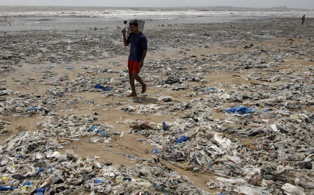 En strandbesökare i Indien går på en strand i Bombay 2007. (Foto: Pal Pillai /AFP/Getty Images)