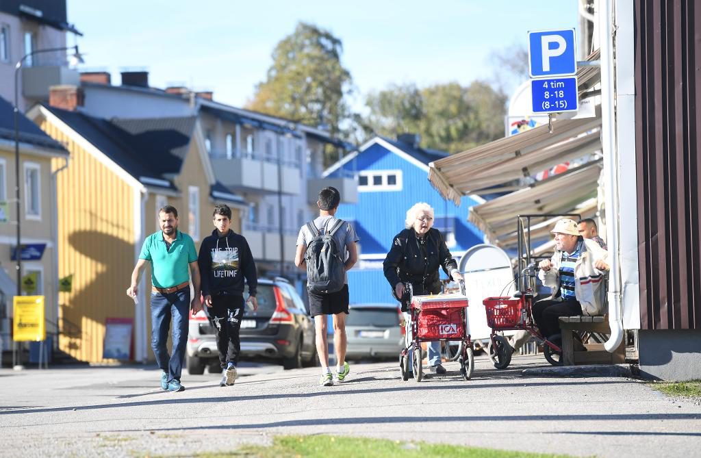 På huvudgatan i Överkalix är det tydligt att en stor del av befolkningen är gammal. Men efter att ett stort antal flyktingar bussades till Överkalix i fjol syns nu allt fler yngre människor och det är mer liv på stan, berättar många som TT träffade i Överkalix. (Foto: Fredrik Sandberg/TT)