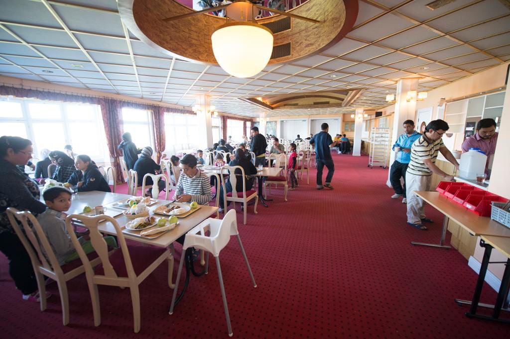 På huvudgatan i Överkalix är det tydligt att en stor del av befolkningen är gammal. Men efter att ett stort antal flyktingar bussades till Överkalix i fjol syns nu allt fler yngre människor och det är mer liv på stan, berättar många som TT träffade i Överkalix. (Foto: Fredrik Sandberg/TT)