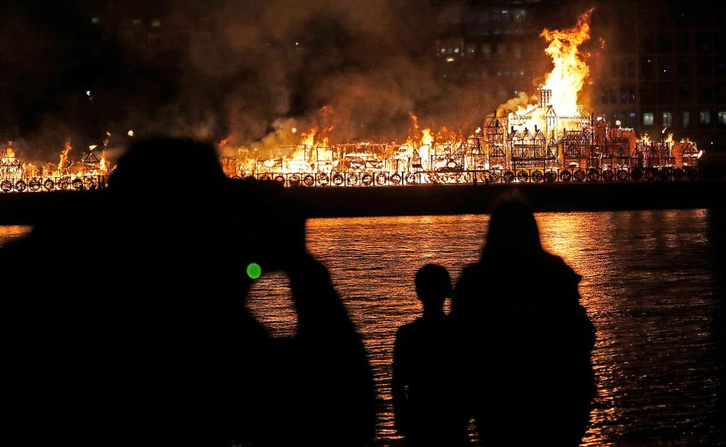 Många människor samlades på Themsens strand för att se London brinna igen. (Foto: Frank Augstein/AP/TT)