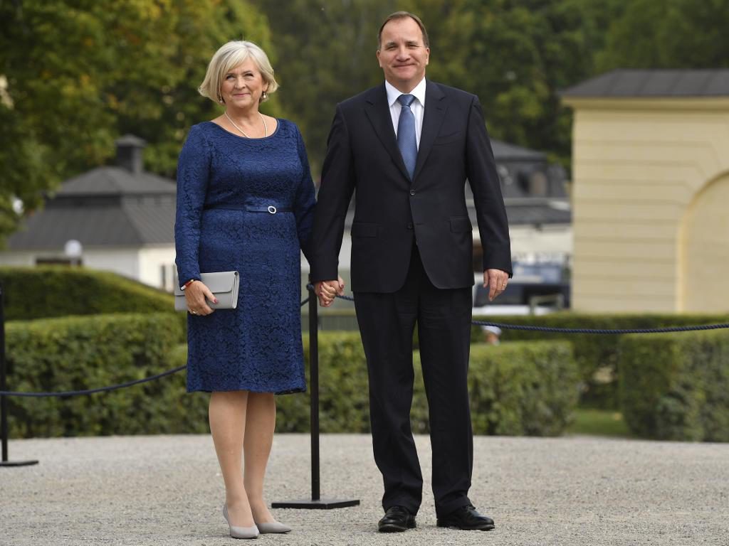 Statsministerparet Stefan Löfven och Ulla Löfven anländer till dopet. (Foto: Anders Wiklund/TT)
