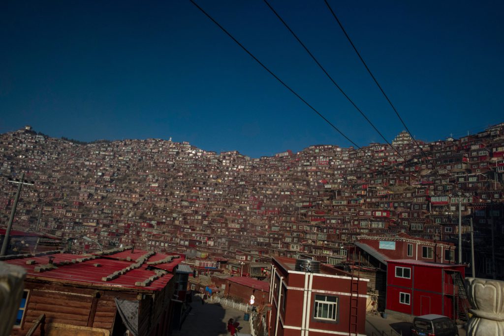 Larung Gar. Bilden är tagen 2015, innan rivningarna inleddes (Foto: Fred Dufour/AFP/Getty Images)