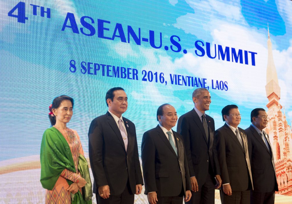 Burmas utrikesminister Aung San Suu Kyi, Thailands premiärminister Prayut Chan-O-Cha, Vietnams premiärminister Nguyen Xuan Phuc, USA:s president Barack Obama, Laos premiärminister Thongloun Sisoulith and Kambodjas premiärminister Hun Sen under toppmötet mellan USA och ASEAN-länderna i Laos den 8 september (Foto: Saul Loeb/AFP/Getty Images)