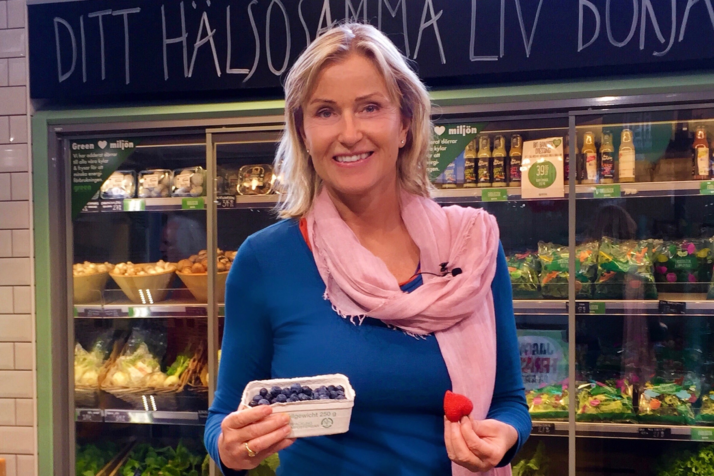 





Sanna Ehdin har jobbat med kost och helhetshälsa i över 25 år. Hon har bland annat skrivit boken "Mat som läker", där hon talar om  hur man kan läka kroppen genom kosten. (Foto: Helene Bengtsson, Mediabasen)                                                                                                                                                                                                                                                                        