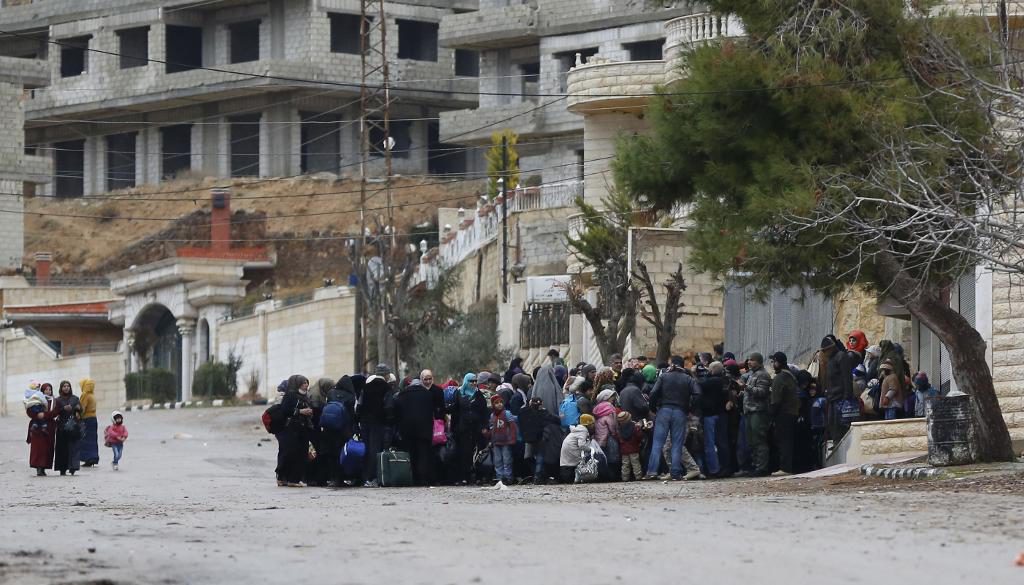 Väntan på en hjälpleverans i den belägrade staden Madaya utanför Syriens huvudstad Damaskus tidigare i år. (Foto: AP/TT)
