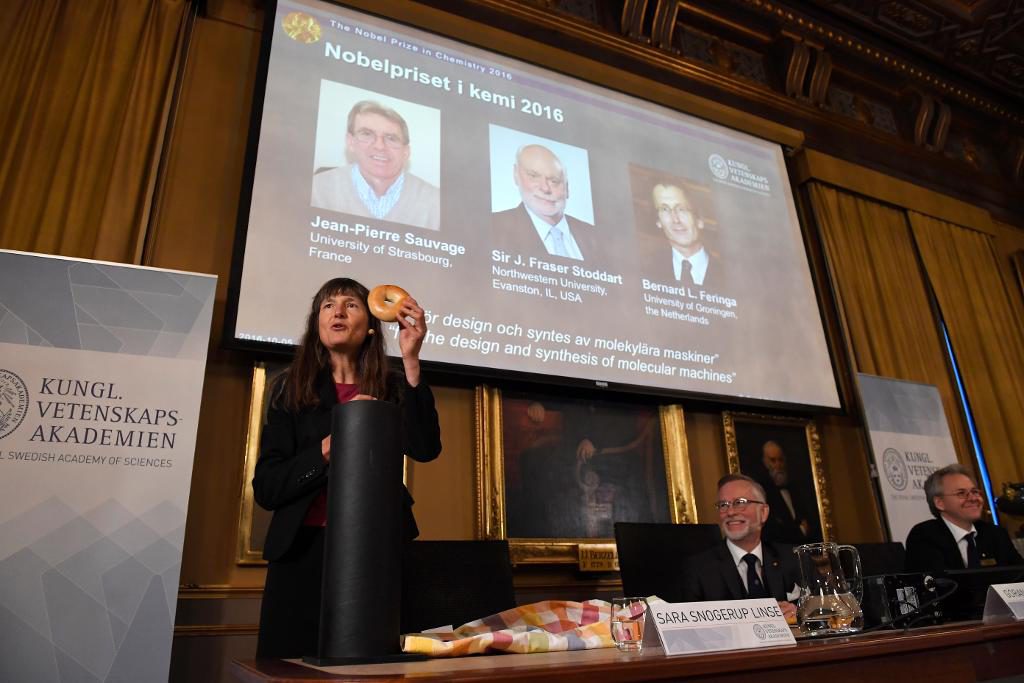 Professor Sara Snogerup Linse, ständige sekreteraren Göran K. Hansson och professor Olof Ramström tillkännager årets kemipristagare på Kungliga Vetenskapsakademien i Stockholm. (Foto: Henrik Montgomery/TT)