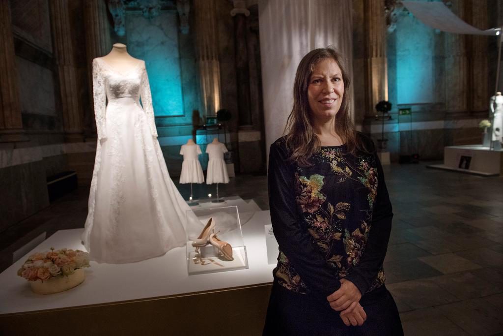 Designerns Ida Sjöstedt framför prinsessan Sofias bröllopsklänning som nu ställs ut för allmän beskådan. (Foto: Jessica Gow/TT)