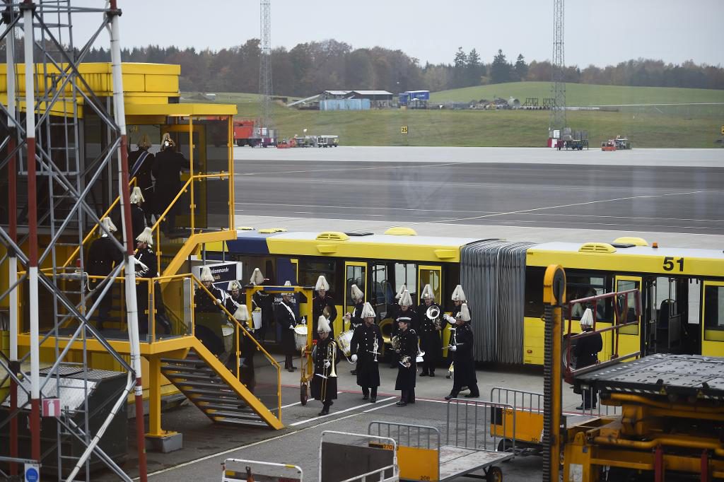 Livgardets dragonmusikkår och arméns musikkår kom tidigt för att öva på Sturups flygplats inför påvens besök. (Foto: Emil Langvad/TT)