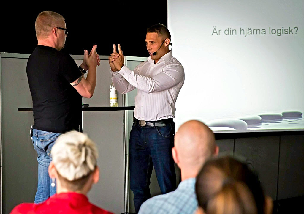 Jag tycker fortfarande att vi bara skrapat på ytan om vad hjärnan kan, säger Björn Eklöf. Han individanpassar sin coaching och boostar sina klienters självförtroende och utmanar deras självbild. (Foto: Privat, Björn Eklöf)