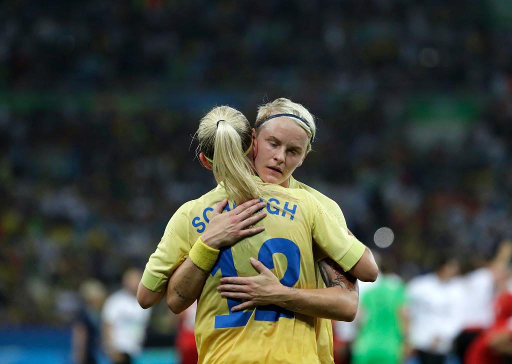Eskilstunas Olivia Schough ställs mot landslagskamraten Nilla Fischer i Wolfsburg. (Foto: Felipe Dana)