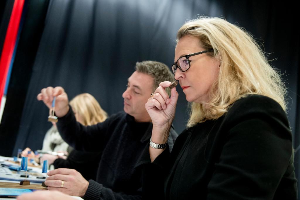 Jurymedlem Mia Spendrup provar klimatsmart mat. Statliga Vinnova arrangerar tävlingen i Grythyttan. (Foto: Pavel Houbek)