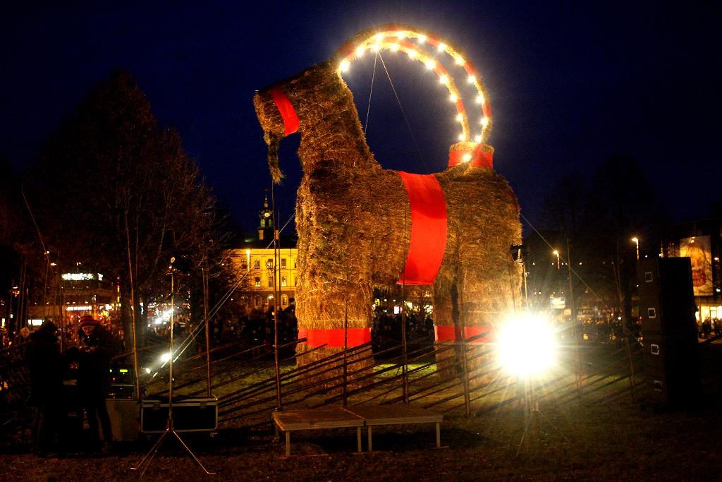 År 2007 invigdes - som alltid - julbocken med pompa och ståt den första advent. Denna bock var 13 meter hög, 7 meter lång och vägde 3,6 ton varav halmen utgjorde 1,3 ton. För att pryda denna bock användes 79,5 meter röda band och 24 lampor i hornen. (Foto: Pernilla Wahlman / TT)