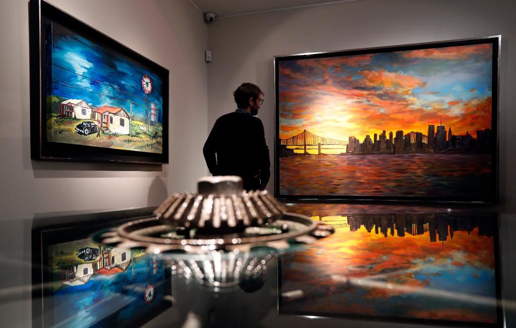 Målningarna "New York skyline" och "Threatening skies" av Bob Dylan. (Foto: Kirsty Wigglesworth/AP/TT)
