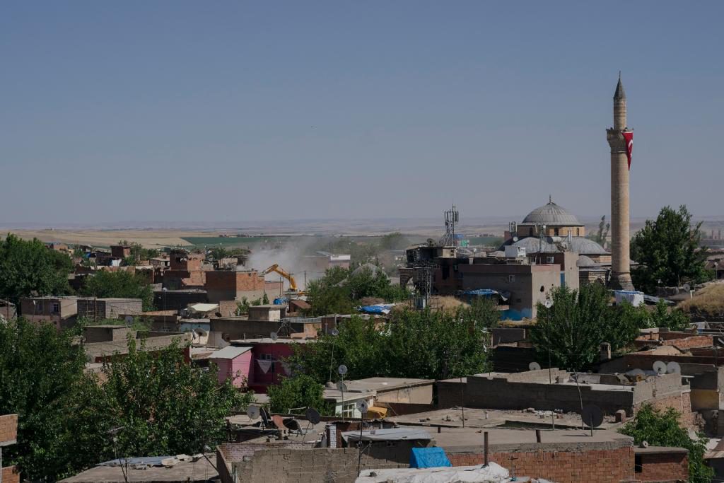Många hem i Sur i Diyarbakir i sydöstra Turkiet har rivits eller förstörts av beskjutning. Det finns inte mycket att återvända hem till. (Foto: Guy Martin /Panos/Amnesty/TT)