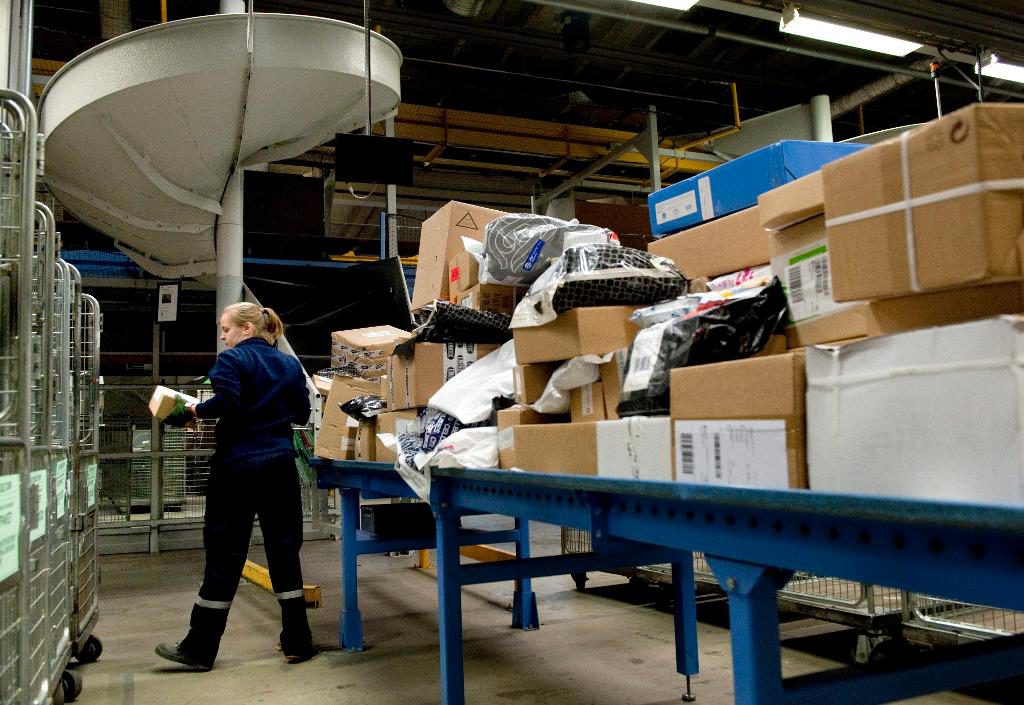 Trots att mängden hanterade paket ökar, minskar skadorna i hanteringen, framhåller Postnord. (Foto: Pontur Lundahl /TT-arkivbild)